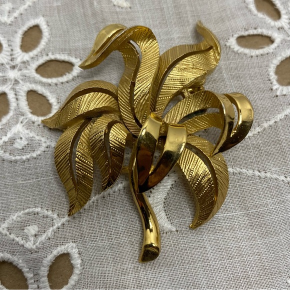 Vintage Crown Trifari Brooch Brushed Gold Tone Textured Ribbon Leaf - Picture 8 of 12